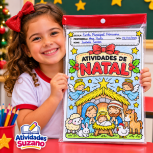 Criança segurando saquinho transparente com capinha de atividades de Natal colorida, ilustrada com o presépio e o nascimento de Jesus.